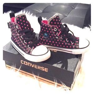 Black high top CONVERSE w/ pink polka dots 🎀